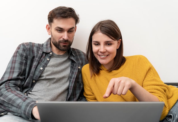 Pareja, usar la computadora portátil, en casa