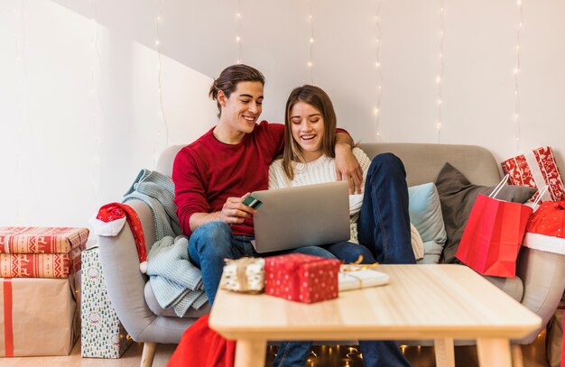 Pareja, usar la computadora portátil, en, sofá