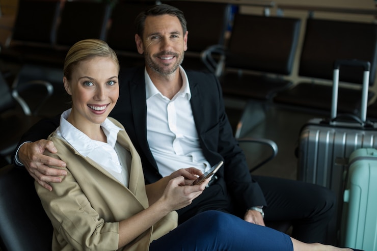 Foto gratuito pareja, utilizar, teléfono móvil, en, aeropuerto