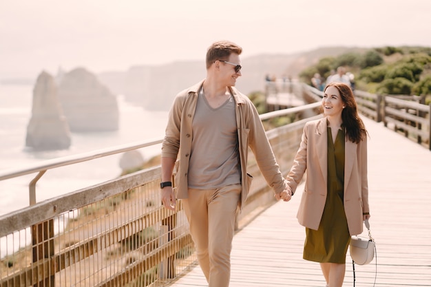 Pareja de vacaciones caminando en un puente