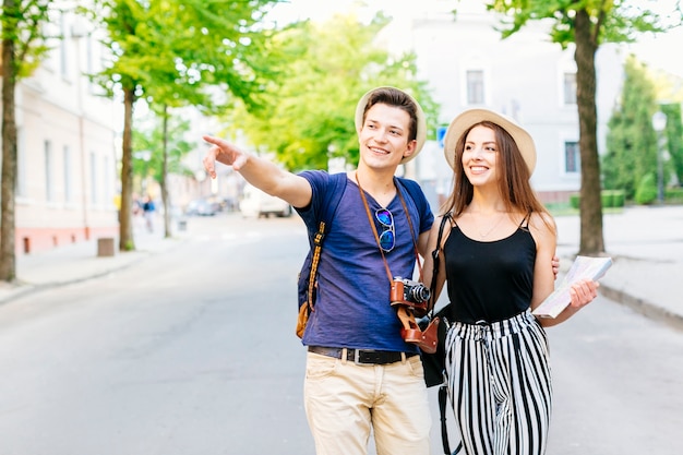 Foto gratuita pareja de vacaciones en ciudad andando en calle