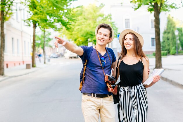 Pareja de vacaciones en ciudad andando en calle