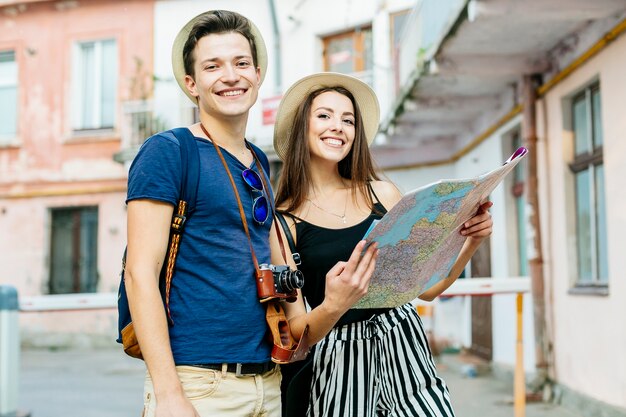 Pareja de vacaciones en ciudad con mapa