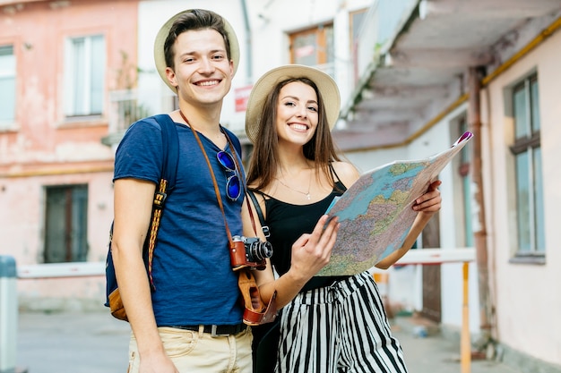 Pareja de vacaciones en ciudad con mapa