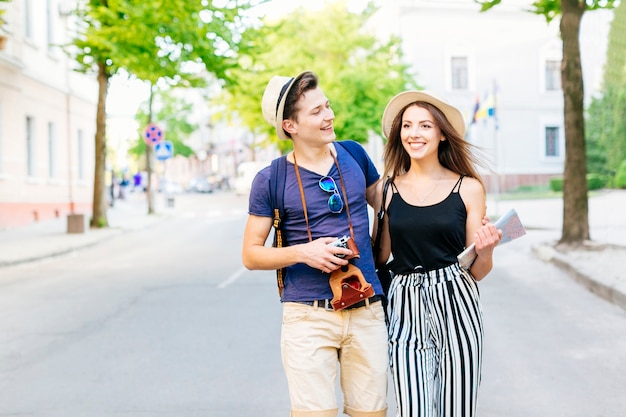 Pareja de vacaciones en ciudad