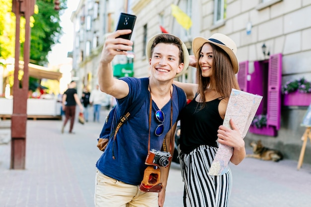 Pareja de vacaciones haciendo selfie