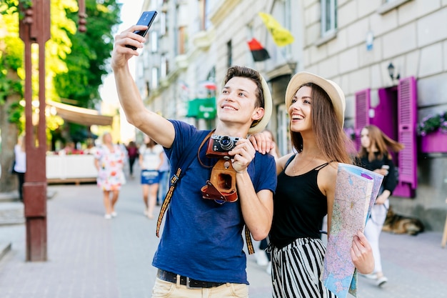 Foto gratuita pareja de vacaciones haciendo un selfie