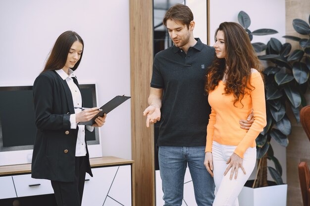 Pareja con vendedor en tienda de muebles