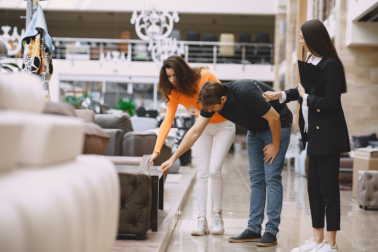 Foto gratuito pareja con vendedor en tienda de muebles
