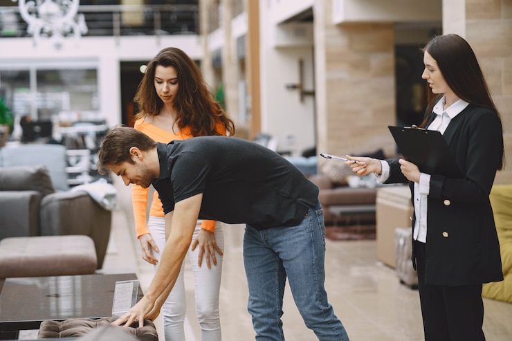 Foto gratuito pareja con vendedor en tienda de muebles