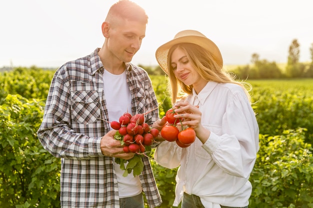 Pareja con verduras