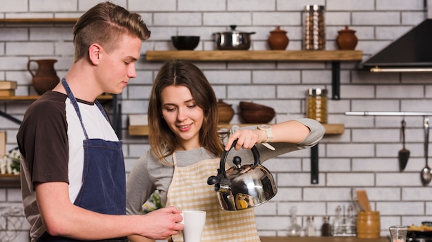 Pareja, el verter, té, en, cocina