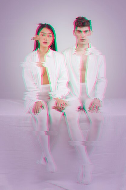 Pareja vestida de blanco con efecto glitch