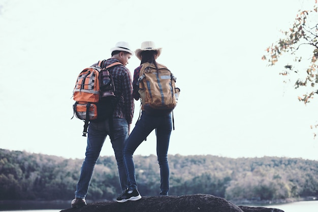 Pareja viaja con fondo de montaña