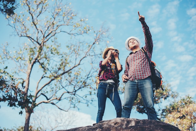 Pareja viaja con fondo de montaña