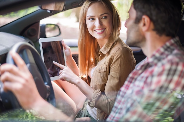 Pareja viajando en coche para ir de vacaciones