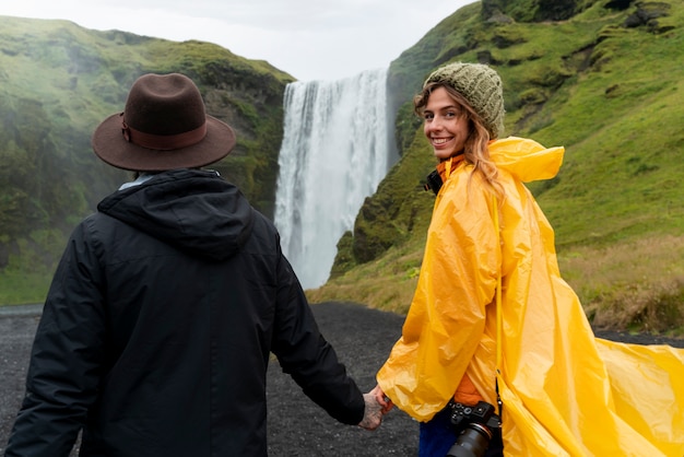 Pareja viajando juntos en el campo