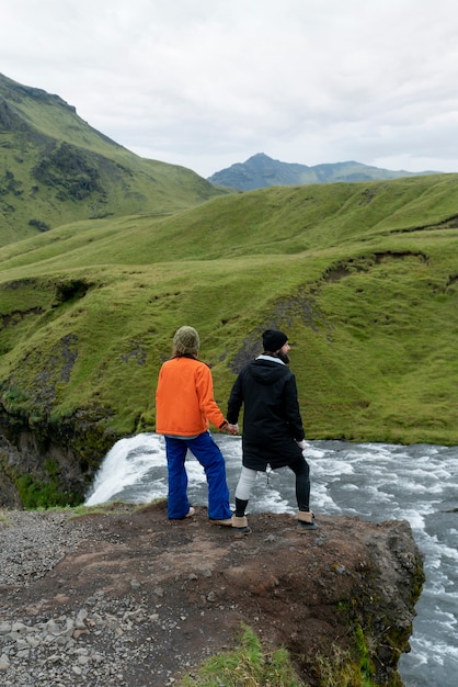 Foto gratuita pareja viajando juntos en el campo