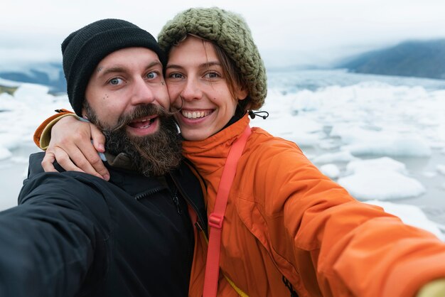 Pareja viajando juntos en el campo