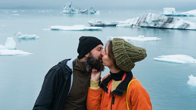 Foto gratuita pareja viajando juntos en el campo