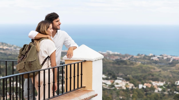 Foto gratuita pareja viajando juntos plano medio