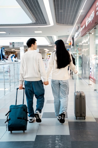 Foto gratuita pareja viajando con pasaportes de vacunación.