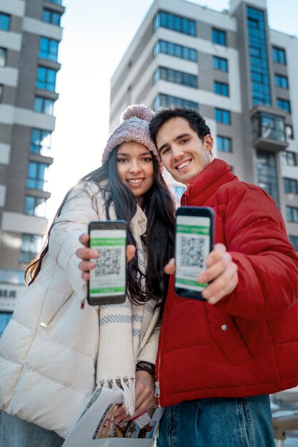 Pareja viajando con pasaportes de vacunación.