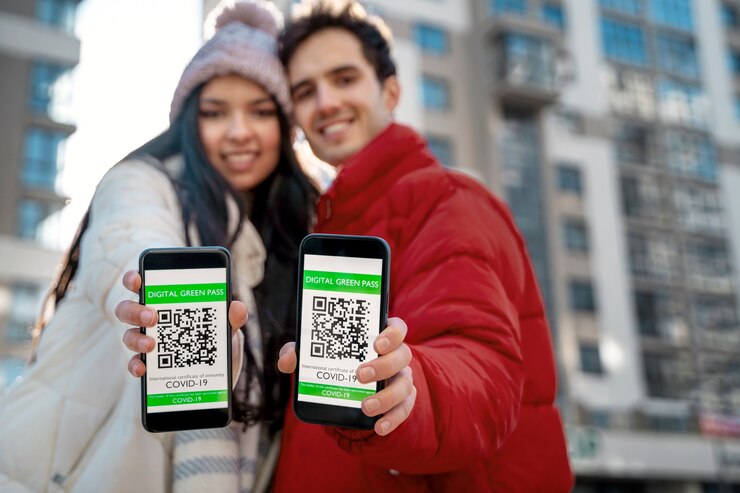 Foto gratuito pareja viajando con pasaportes de vacunación.
