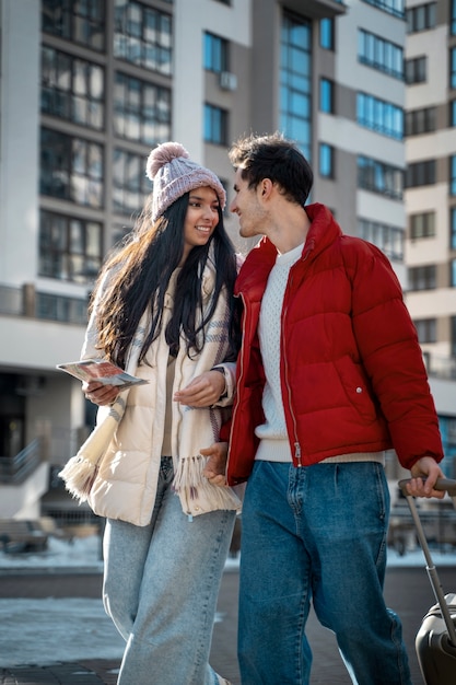 Foto gratuita pareja viajando con pasaportes de vacunación.