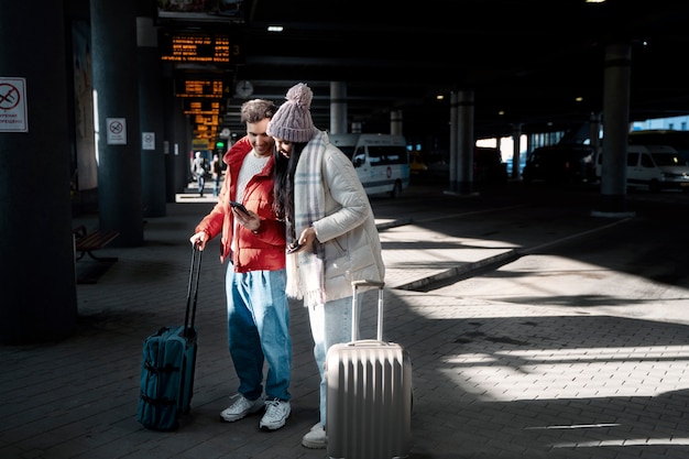 Foto gratuita pareja viajando con pasaportes de vacunación.