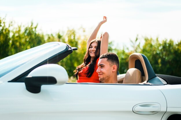 Pareja en viaje por carretera disfrutando del sol