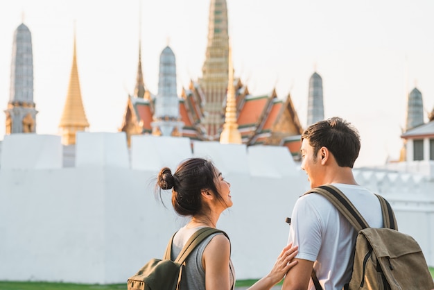 Pareja de viajeros asiáticos viajando y caminando en Bangkok, Tailandia