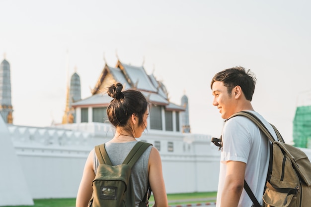 Pareja de viajeros asiáticos viajando y caminando en Bangkok, Tailandia