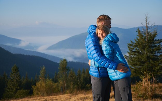 Pareja de viajeros enamorados caminando por las montañas