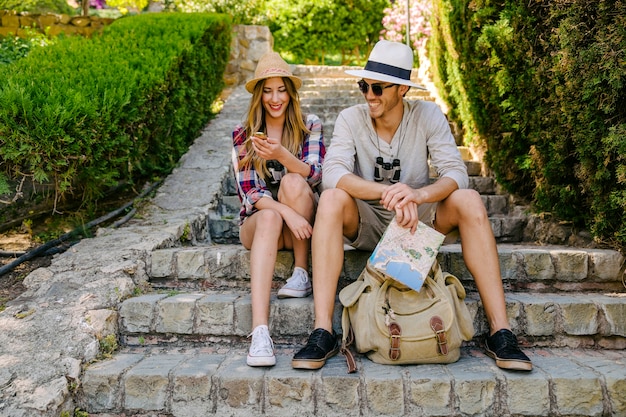 Foto gratuita pareja de viajeros riéndose