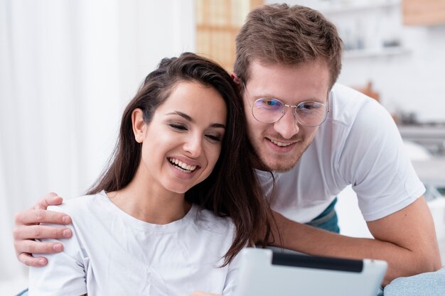 Pareja viendo algo en una tableta