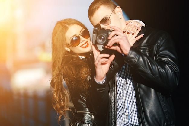 Pareja viendo una foto en la cámara