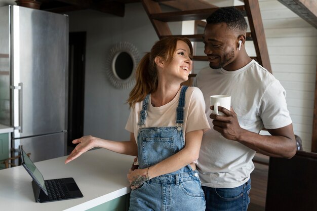 Pareja viendo una película en servicio de streaming