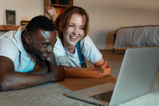 Pareja viendo una película en servicio de streaming