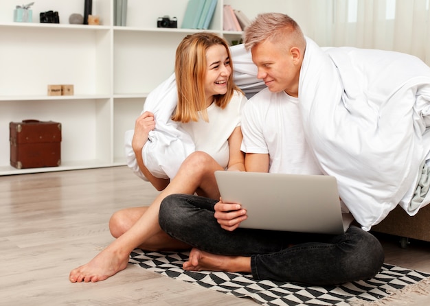 Pareja viendo una película en su computadora portátil