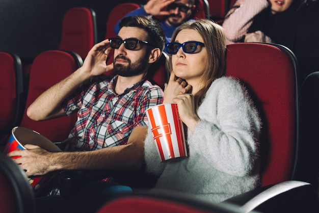 Foto gratuita pareja viendo la película de terror