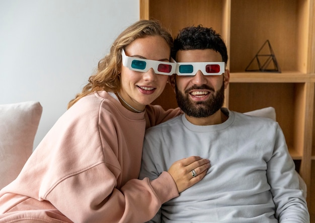 Foto gratuita pareja viendo películas en casa con gafas tridimensionales