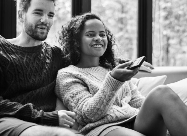 Pareja viendo un programa de televisión juntos