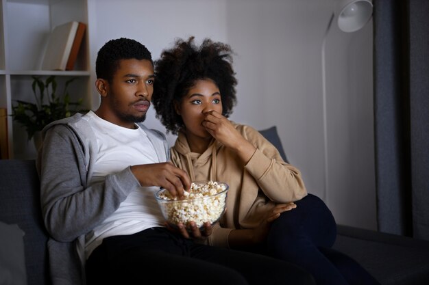 Pareja viendo servicio de streaming en casa