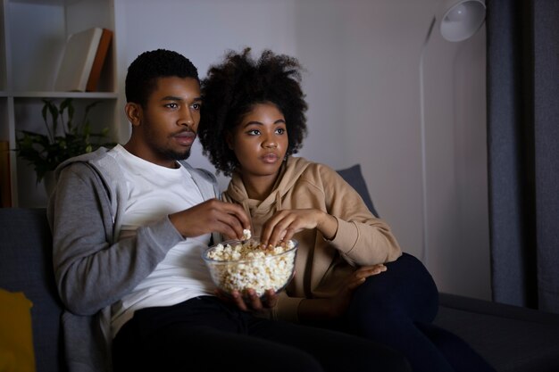 Pareja viendo servicio de streaming en casa