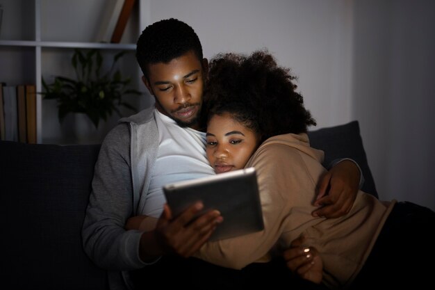 Pareja viendo servicio de streaming en casa