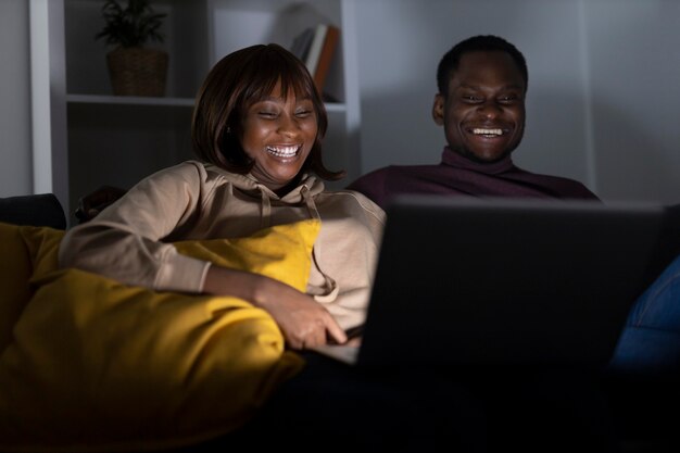 Pareja viendo servicio de streaming juntos en casa