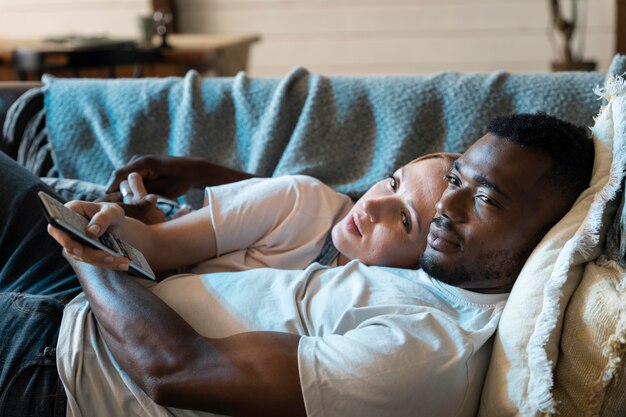 Pareja viendo servicio de streaming en una tableta