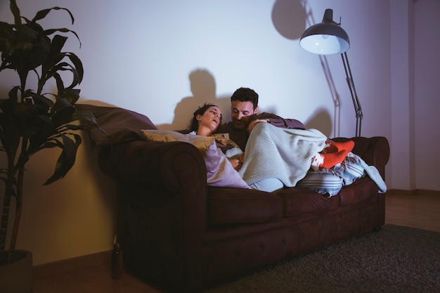 Pareja viendo la tele