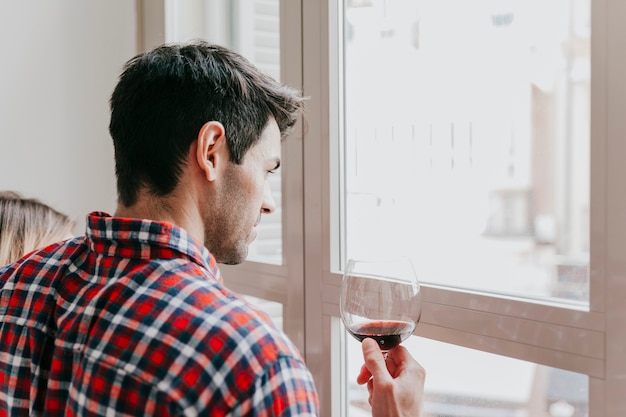 Foto gratuita pareja con vino en la ventana